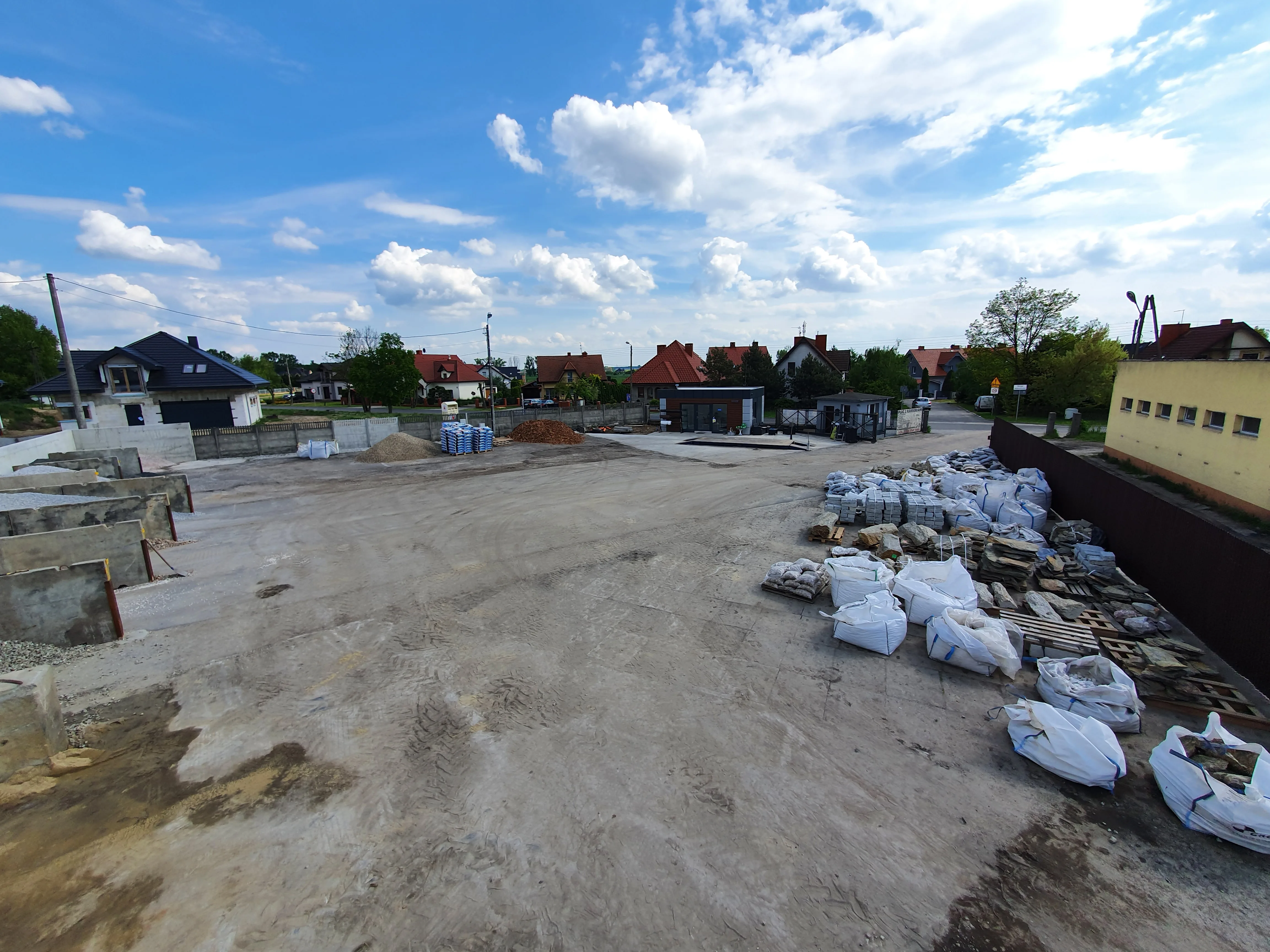 Plac STENAR z lotu ptaka, big bagi, biuro i panorama Stęszewa w tle