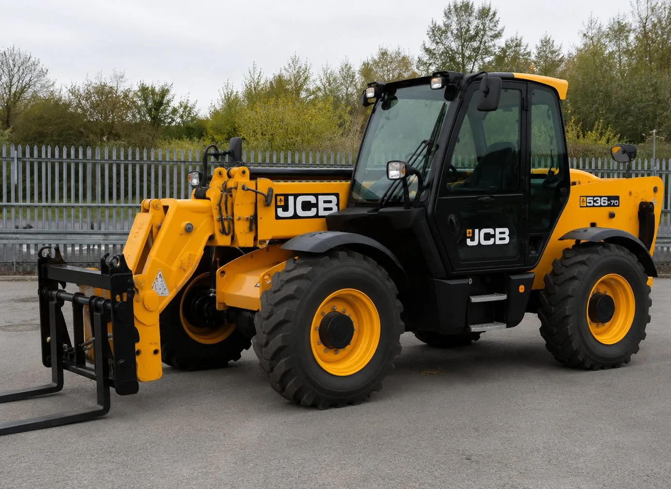 Ładowarka teleskopowa JCB na placu STENAR